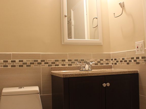 Full Bathroom 2