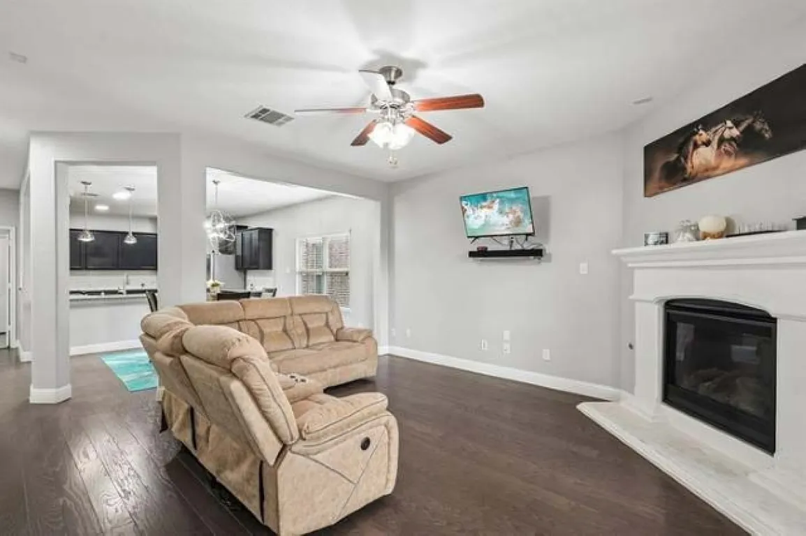 3 bed, 2.5 bath, 2223 sqft, $2,450 — Photo 3
