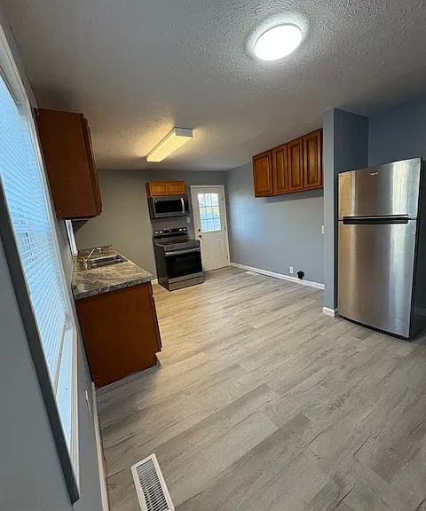 908 E Valley Dr — Photo 3