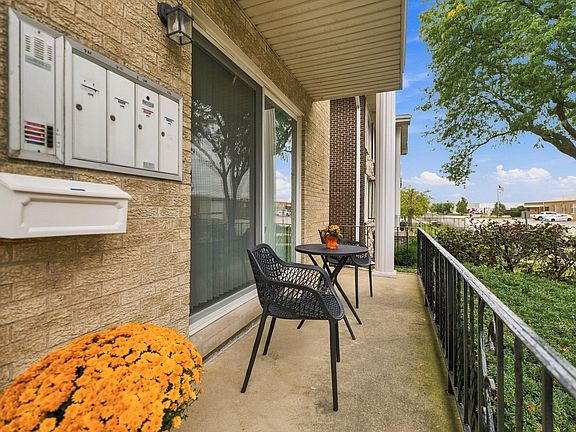 3rd image of 4617 Grove Ave APT 1S