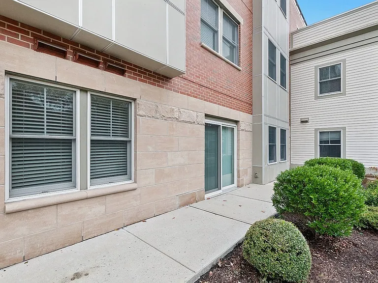 321 Hammond Pond Pkwy #106 — Photo 15
