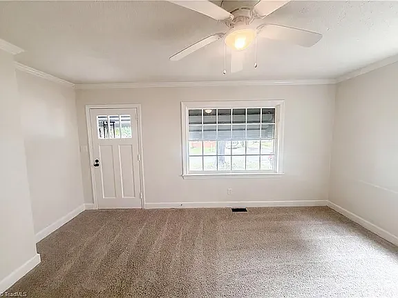 2404 Rowe St — Photo 8