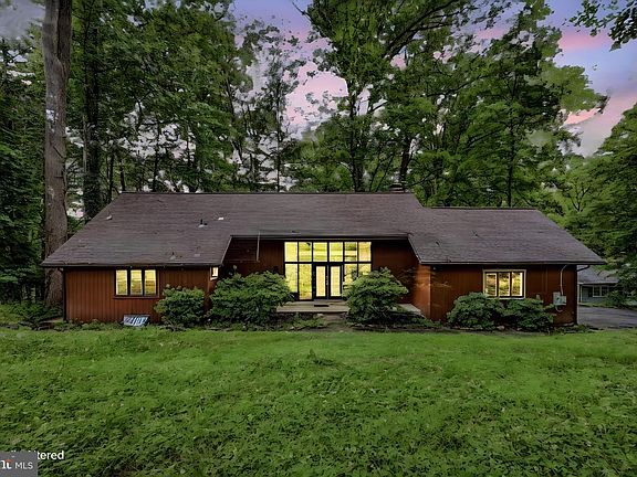 3rd image of 646 Woodview Dr
