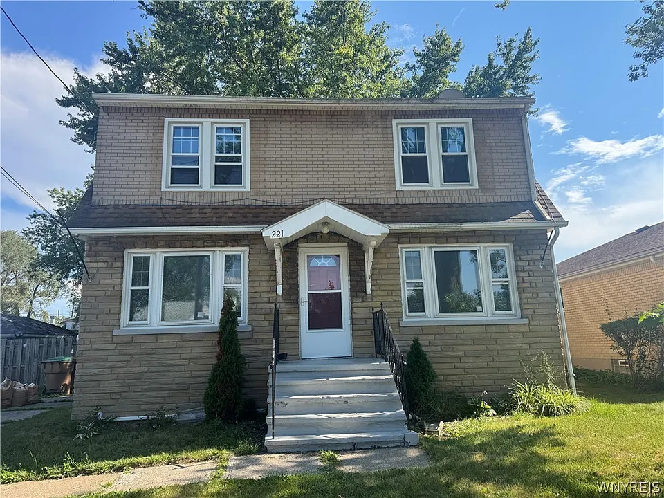 221 Evergreen Pl
