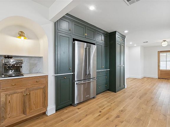 5th image of 401 E Damour St