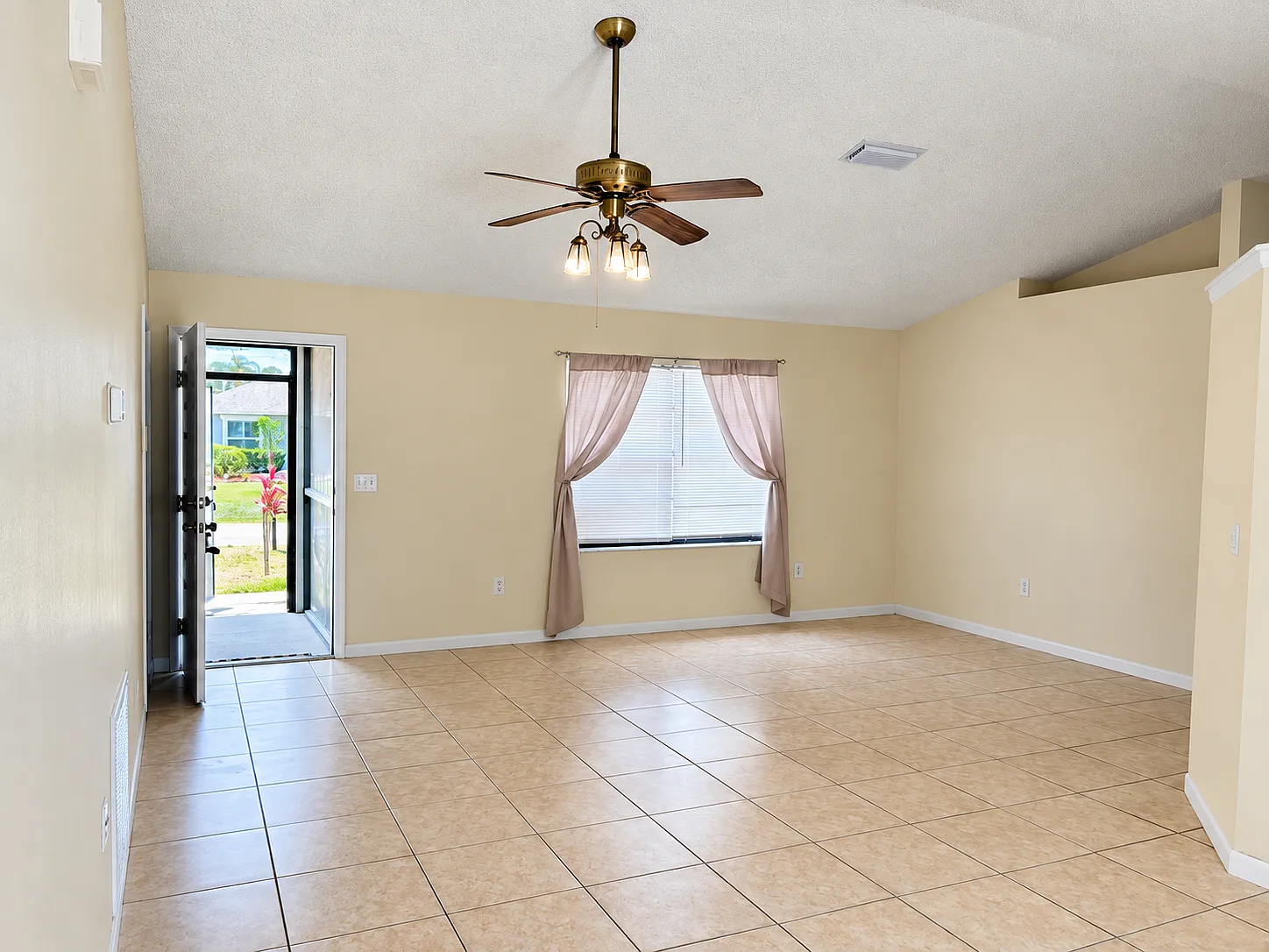 3 bed, 1056 sqft, $1,800 — Photo 2