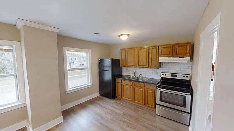 3 bed, 1.0 bath, 1293 sqft, $1,350 — Photo 3