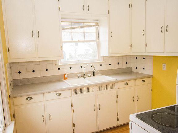 3rd image of 1614 Cambridge Dr