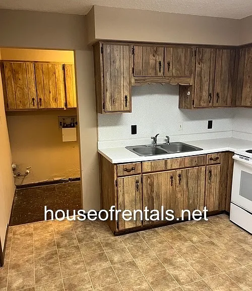 703 Rusty Ln — Photo 3