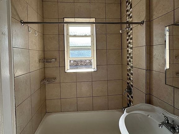 3rd image of 221-223 Roseville Ave #213