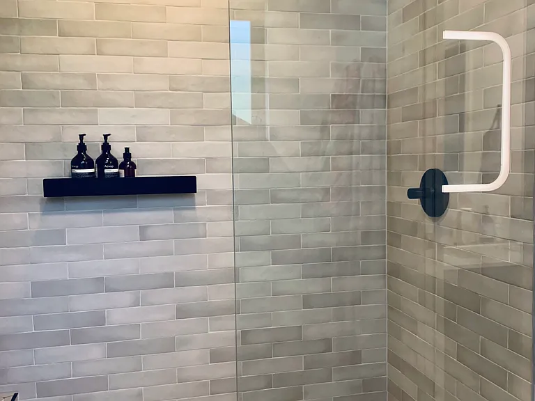 en suite shower, primary bed room