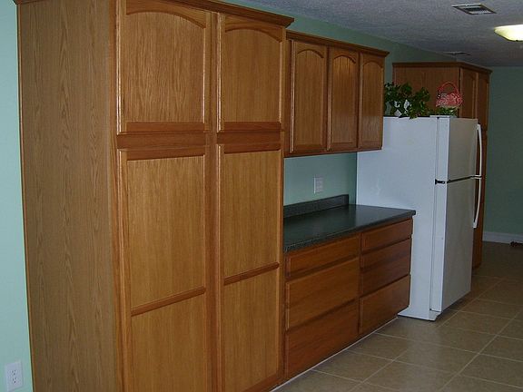 kitchen-incl pantry cab