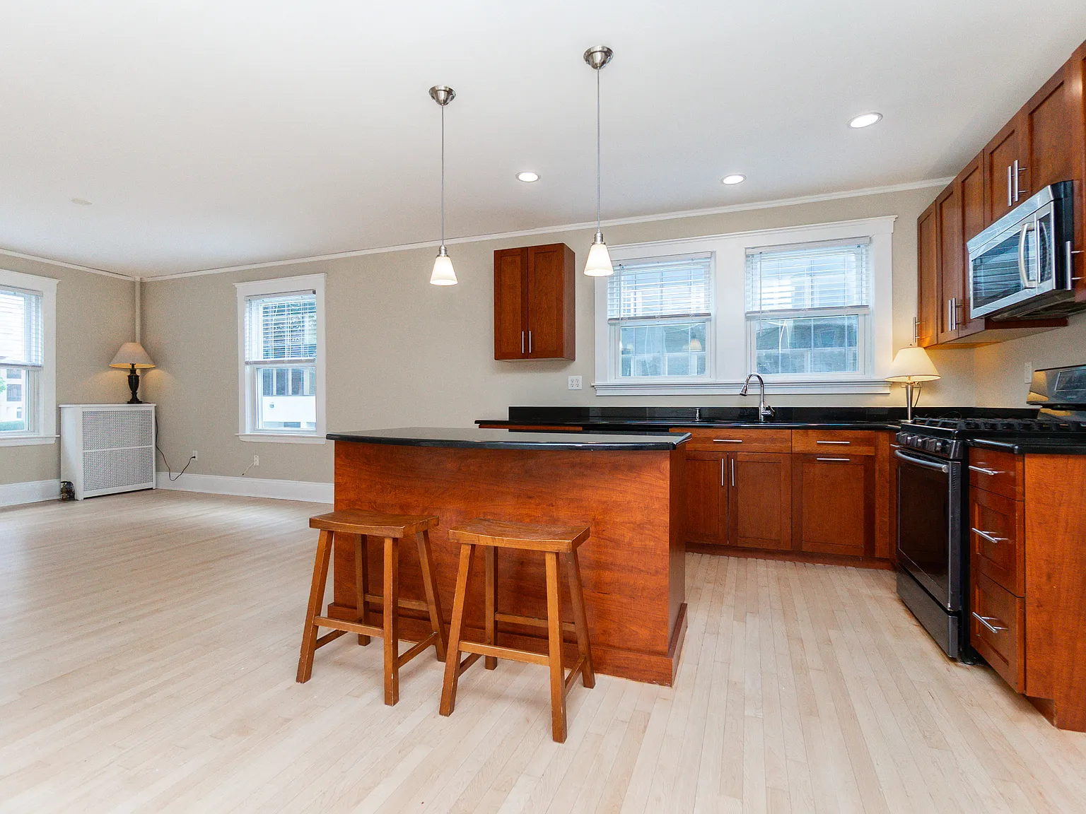 3 bed, 1278 sqft, $5,450 — Photo 2