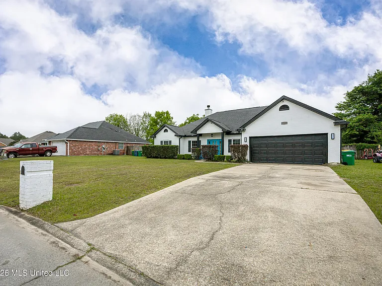 15208 Lisa Dr — Photo 2