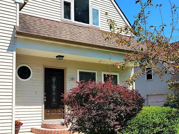 5th image of 680 Vine Ct