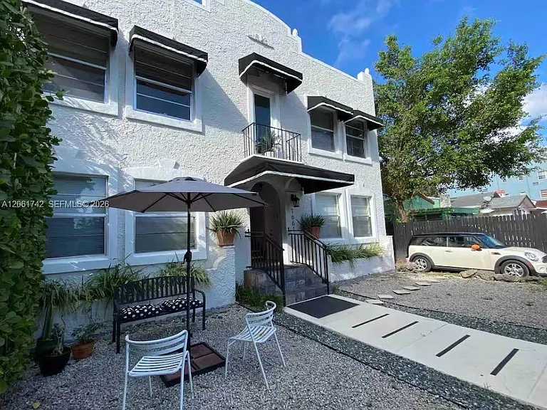 1661 SW 13th St #3 — Photo 3