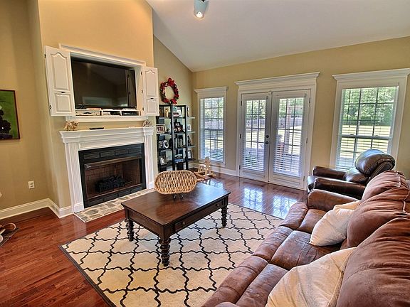 4th image of 113 Lost Creek Ln