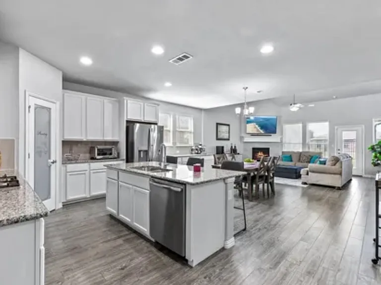 212 Darlington Trl — Photo 4