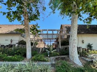18631 Collins St APT 23, Tarzana, CA 91356