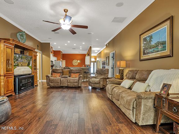 3rd image of 715 Sharon Ct