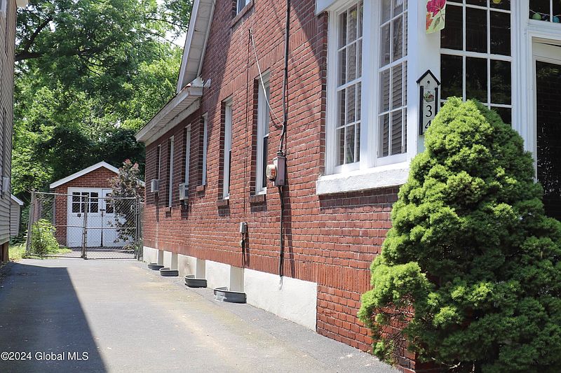 3rd image of 34 Magnolia Terrace