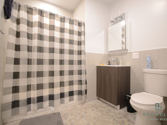 4th image of 307 Jefferson St APT 1R