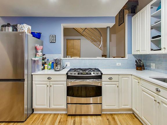 4th image of 1140 W Cornelia Ave APT D