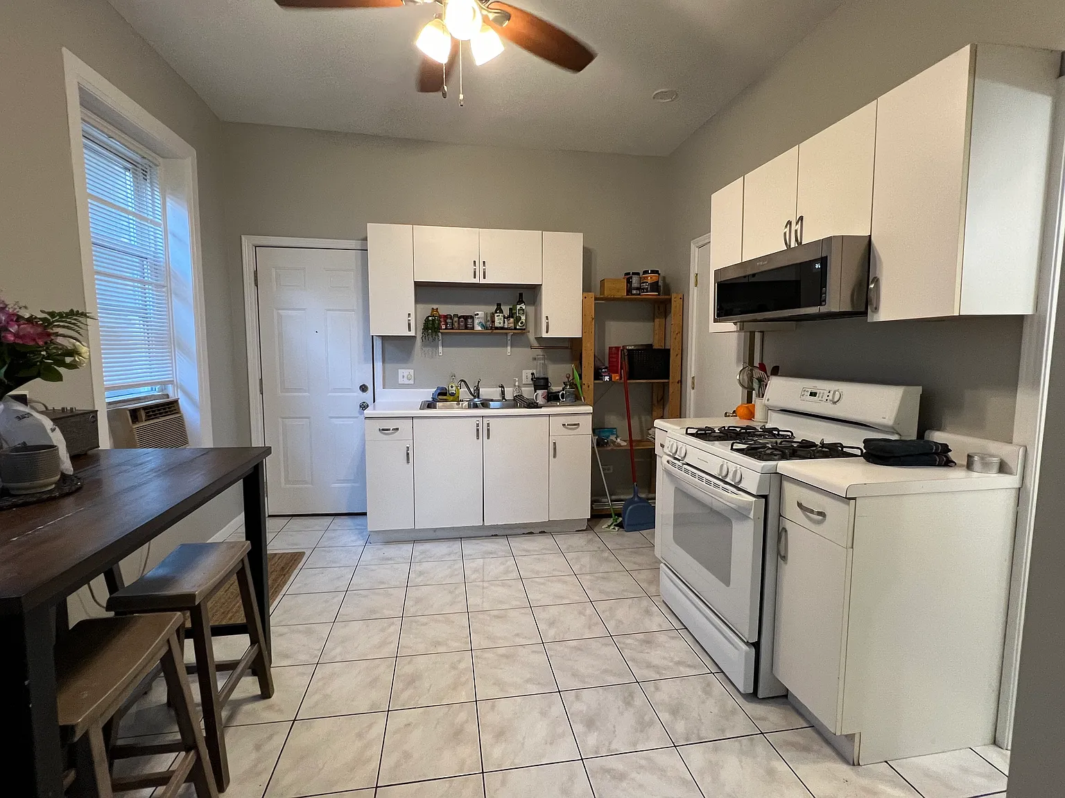 1 bed, 800 sqft, $1,670 — Photo 3
