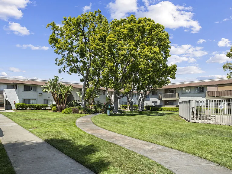 Park-like landscaping at Strada Apartments in Orange, CA