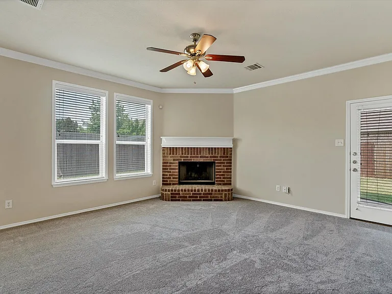 4402 Emerald Leaf Dr — Photo 25