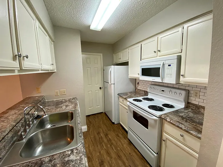 1013 Hyridge St — Photo 4