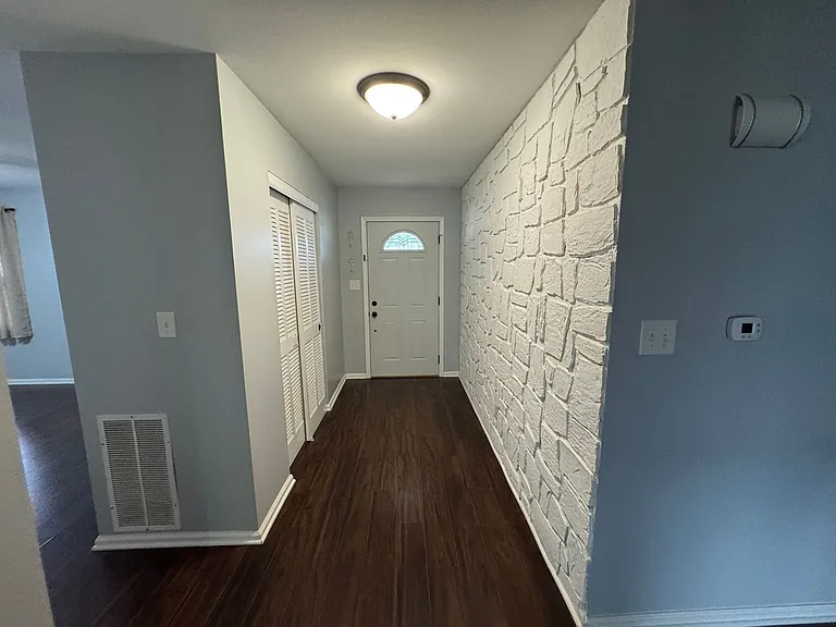 209 W Royal Dr — Photo 5