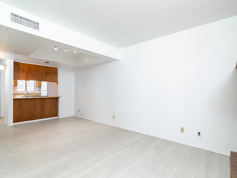950 W Erie St #7 — Photo 6