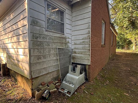 4th image of 8915 Idlewild Rd