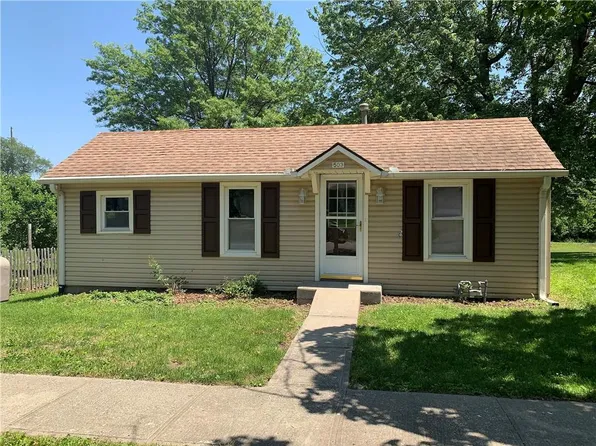 503 N 1st St, Savannah, MO 64485