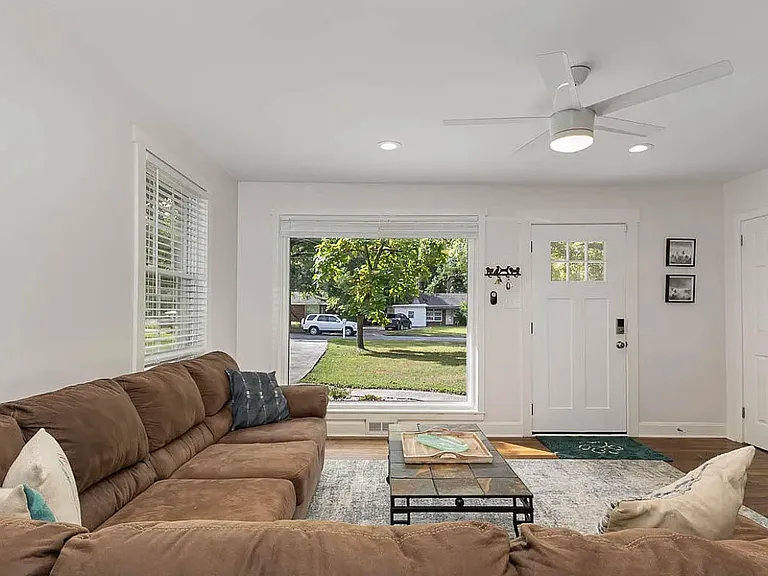 1147 Delano St — Photo 3