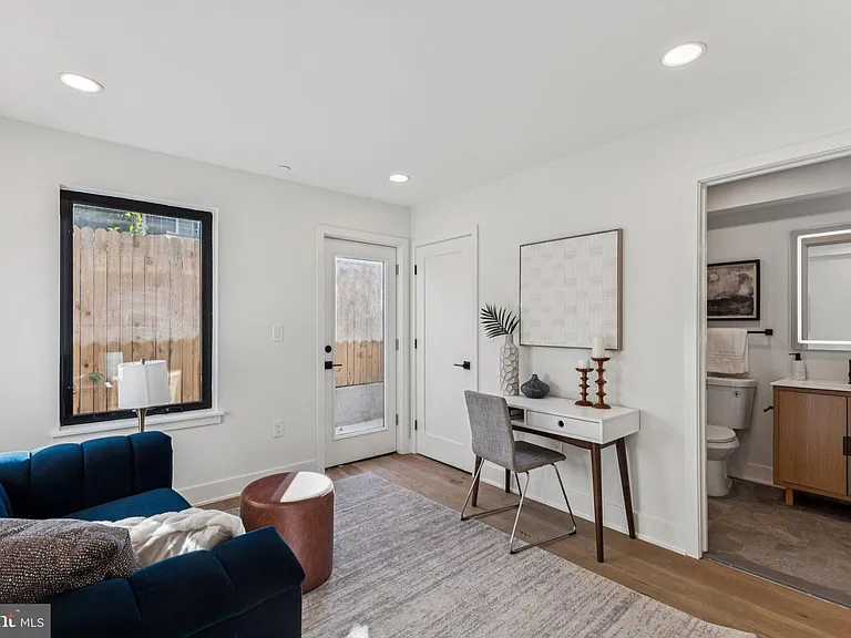 739 N Capitol St — Photo 32