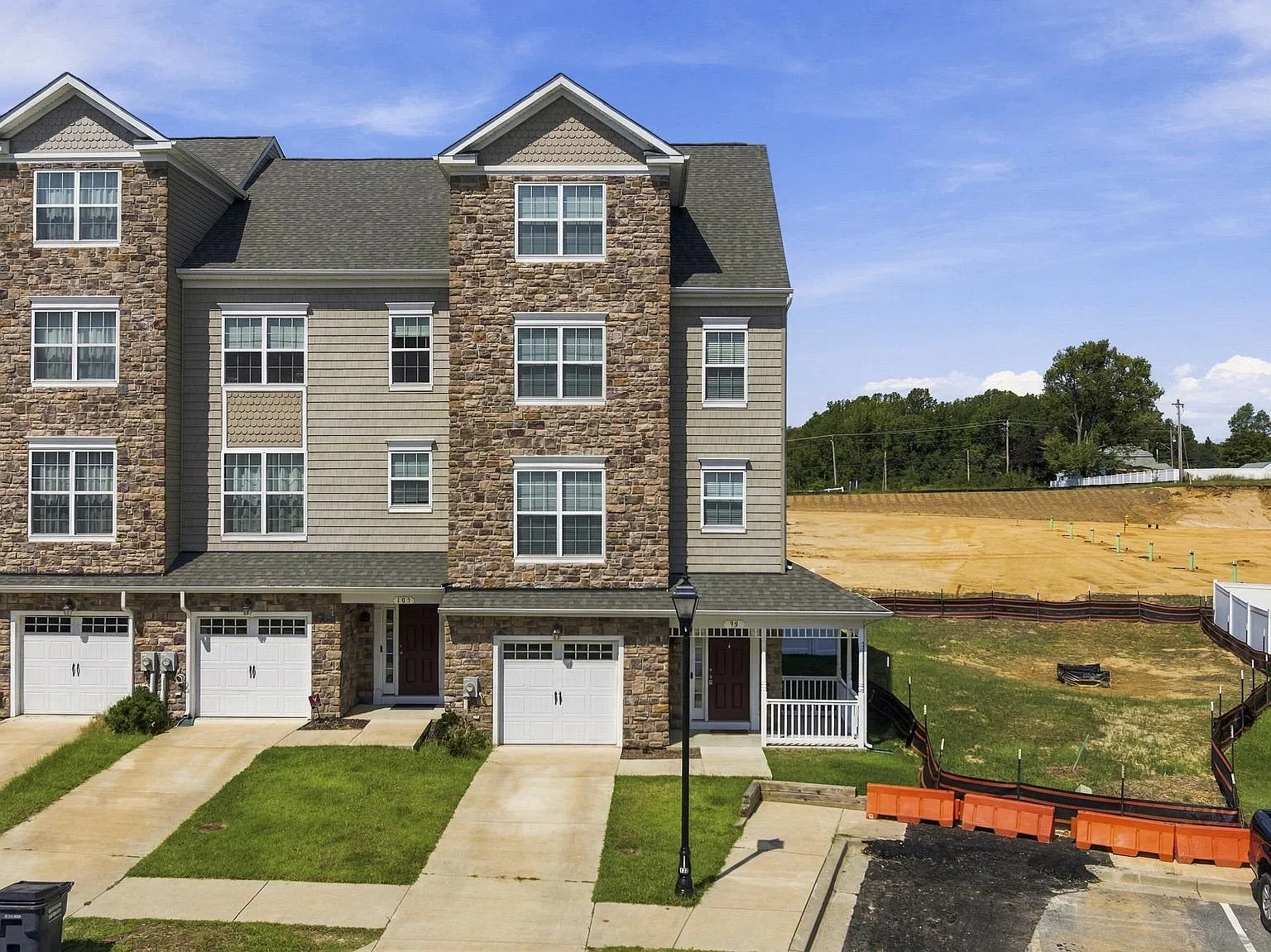 3 bed, 4.0 bath, 3075 sqft, $3,000 — Photo 1