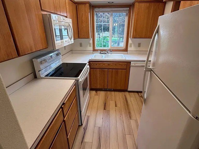 824 NE Ashby Ct — Photo 4