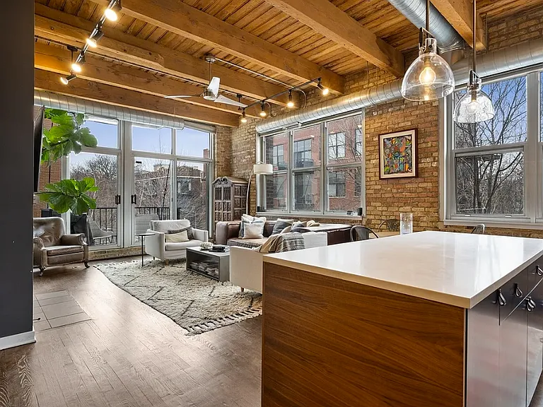 2201 W Wabansia Ave #10 — Photo 4