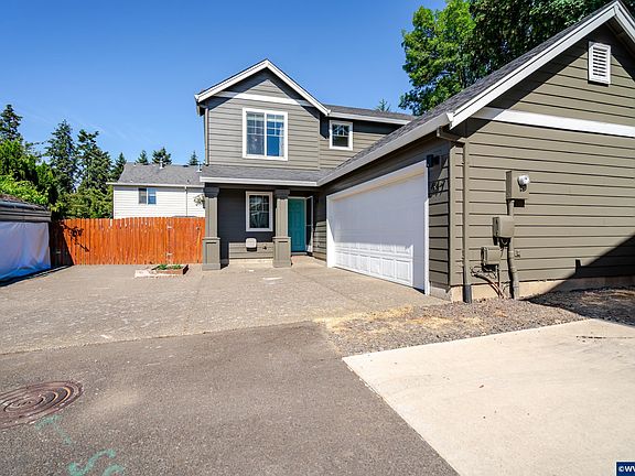 2nd image of 647 NE Autumn Ridge Dr