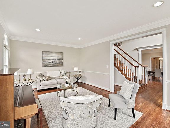5th image of 3915 Fox Valley Dr