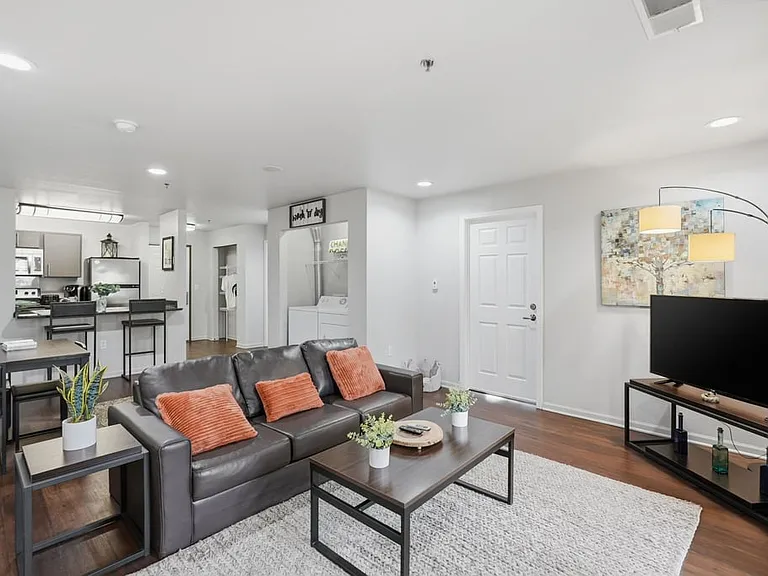 The Landings at Chandler Crossing - Student Living Priced per Bed — Photo 26
