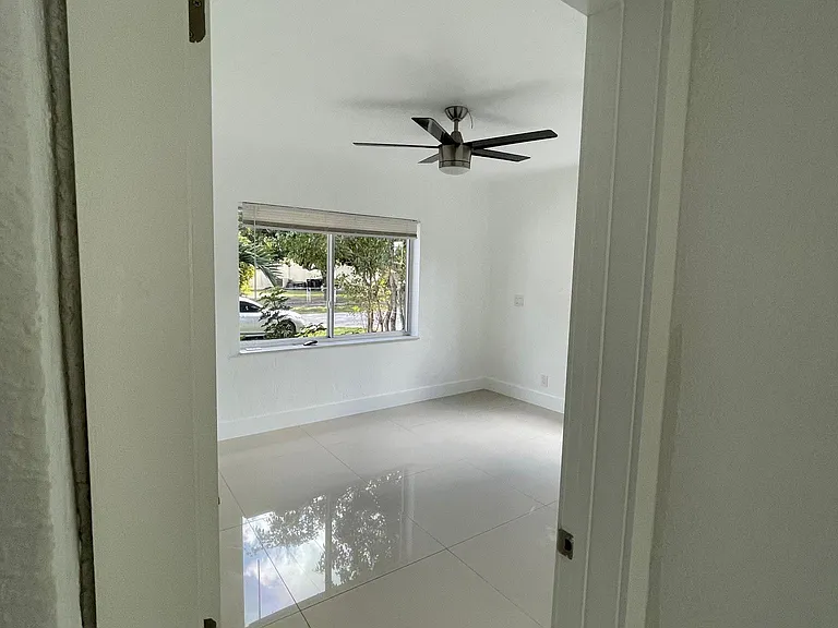15760 NE 18th Ct — Photo 12