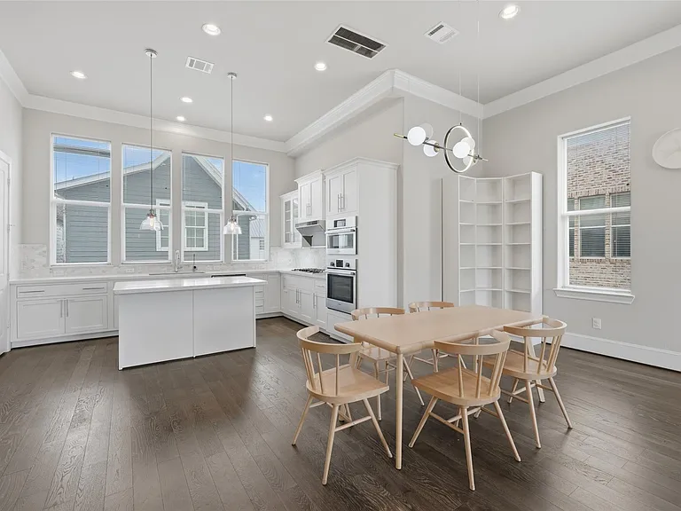 8612 Emnora Ln — Photo 14