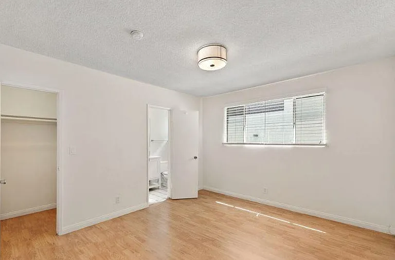 1288 Barry Ave #6 — Photo 3