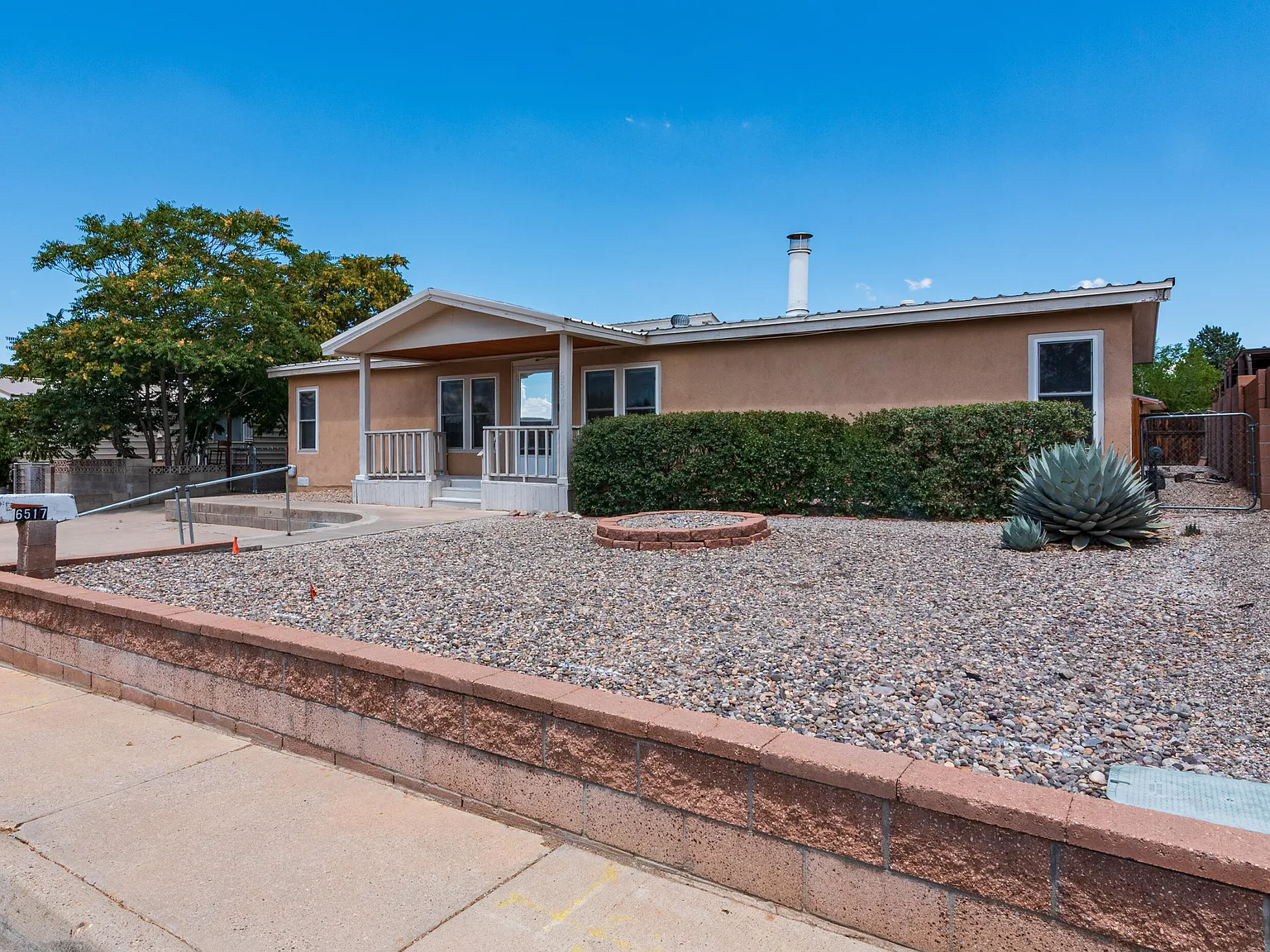 3 bed, 2.0 bath, 1850 sqft, $1,850 — Photo 3