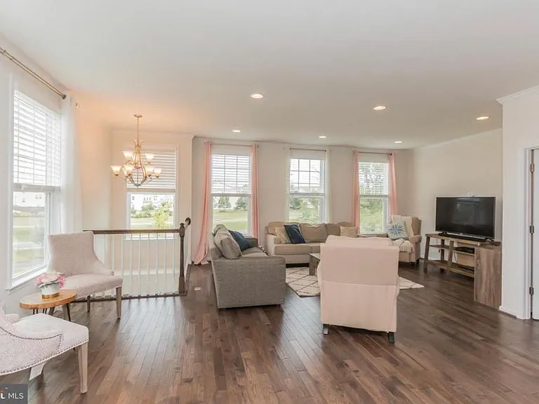 42275 Lancaster Woods Sq — Photo 8