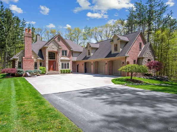 12901 Sleigh Trl, Milford, MI 48380
