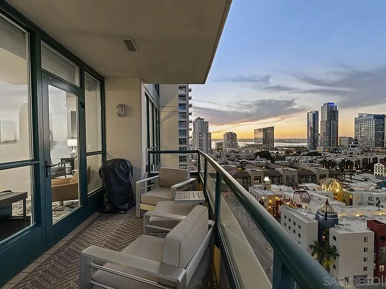 555 Front 1501 #1501 — Photo 66
